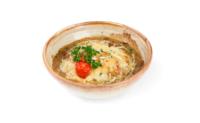 Gratinirani domači štruklji z jurčki in sirom, pijača