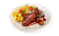 Kraljeva svinjska rebrca z BBQ omako in pečenim krompirjem, pijača