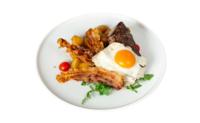 Ramsteak na žaru s slanino in jajcem, pečen krompirček