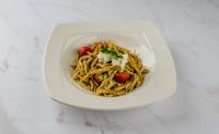 Trofie s pestom genovese, brokolijem, sušenim paradižnikom in feta sirom