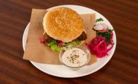 Falafel burger s sladkim krompirčkom
