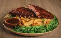 BBQ Spare ribs (cca 500 g svinjskih rebr´c) z domačo Bulleit Burbon omako  s pečenim krompirjem