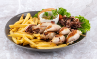 Polnjeni lignji s šunko in sirom (250g), s krompirčkom in tržaško omako